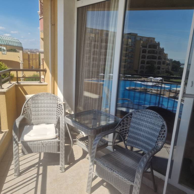 Studio with pool | Pool view — photo 3