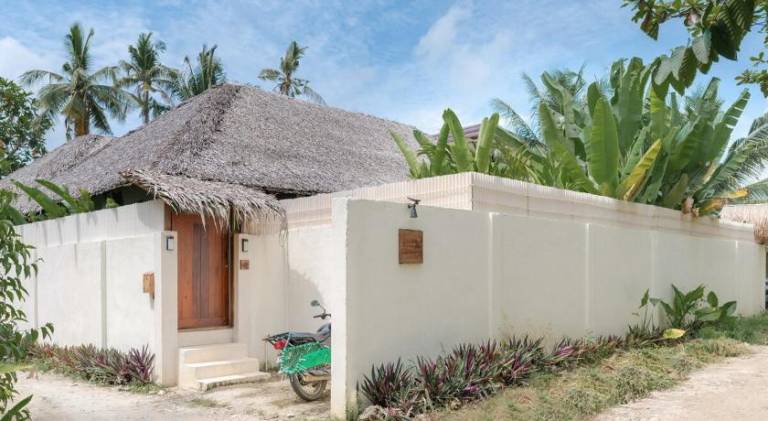 Villa with pool — photo 5