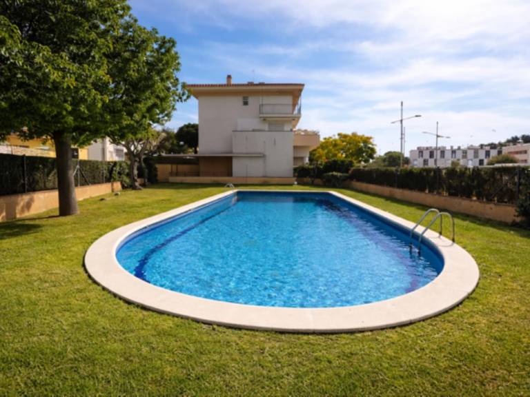 Apartment with garden, patio & pool in Sitges