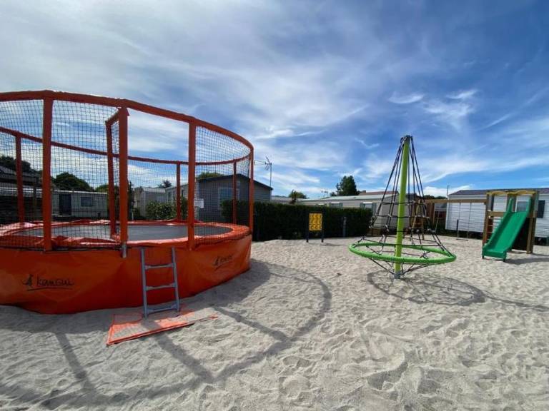 Mobile home with heated pool & patio | Pet-friendly — photo 2
