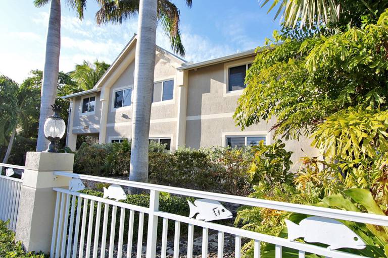 Villa with BBQ, hot tub & terrace | Water view — photo 4