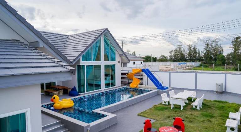 House with private pool in Phetchaburi