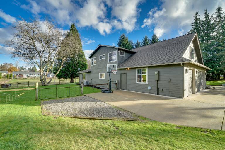 Fire Pit Chic Deck Family Friendly Puyallup Home