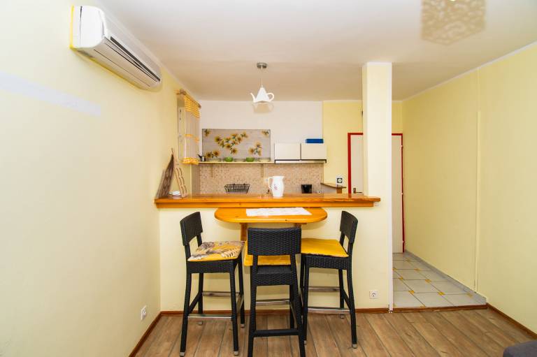 Apartment with yard, BBQ & terrace | Garden view — photo 4