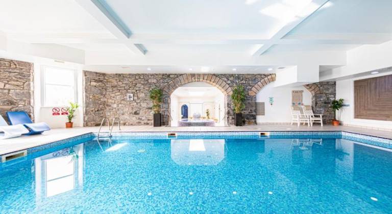Lodge with garden, pool & jacuzzi — photo 2
