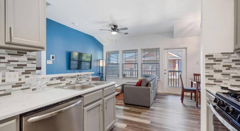 Quaint 2BD2B Condo Fully FurnishedAmazing Patio — photo 4