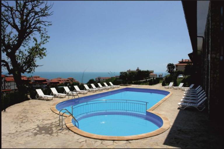 Serviced apartment with yard, patio & pool | Close to the beach | Pets allowed — photo 2