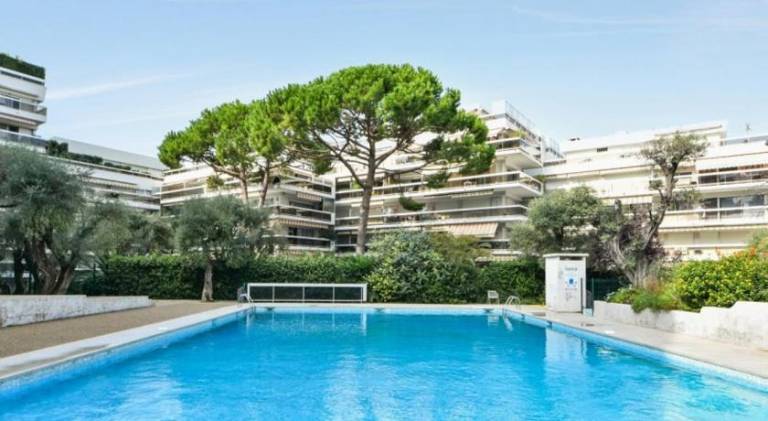 Rental apartment with pool in Antibes