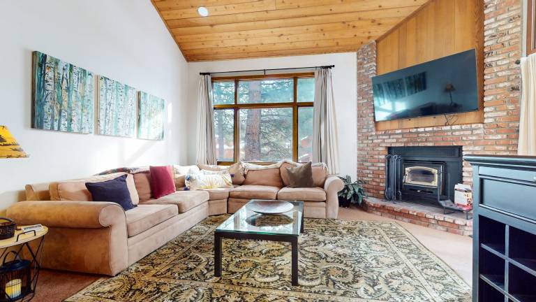 Condo with barbecue, hot tub & pool in Mammoth Lakes, CA