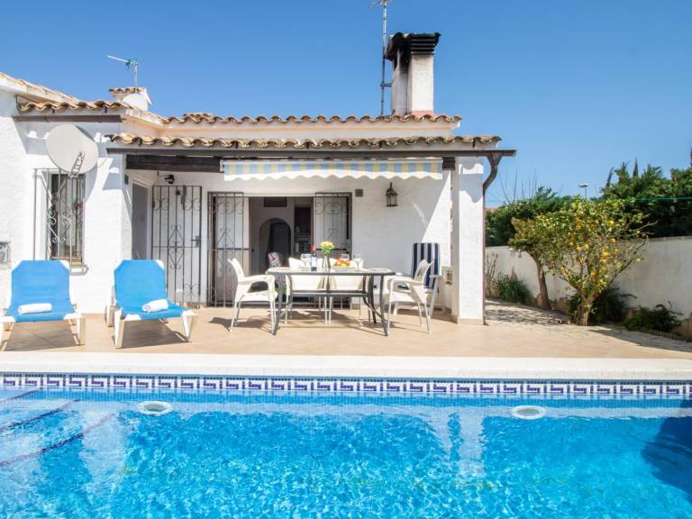 Child-friendly villa with patio, yard & private pool | Pet-friendly — photo 4
