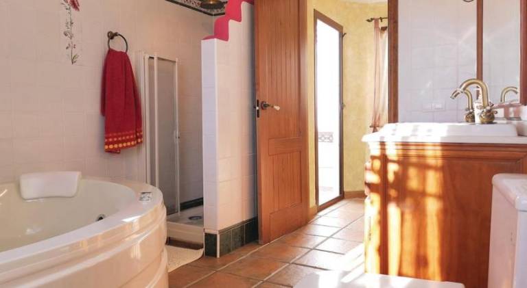 Beautiful rental apartment with pool & hot tub | Pets allowed — photo 2