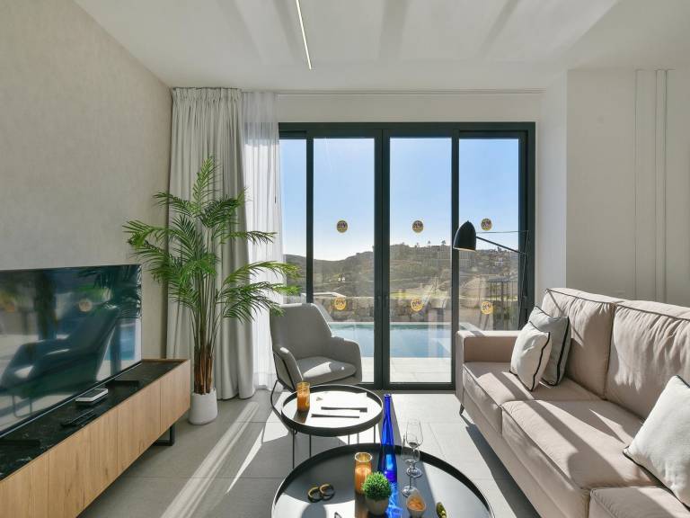 Family-friendly house with private pool, patio & garden | Dogs allowed — photo 3