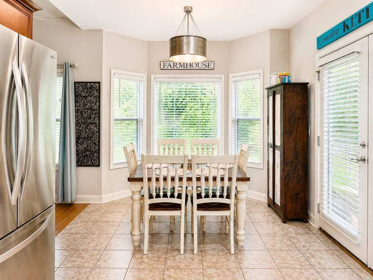 Family-oriented charming vacation home with fast internet, grill & yard | Dogs allowed — photo 4