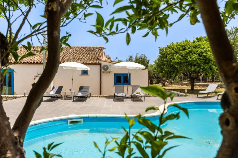Family-friendly beautiful villa with barbecue & private pool | Pet-friendly — photo 2