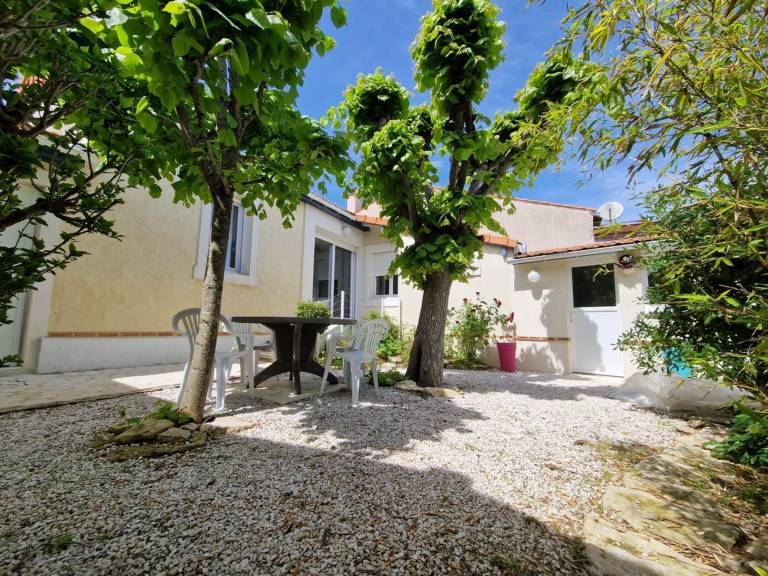 Quiet House, 50m from Beach, 2 Bedrooms, Sleeps 5, Pet-Friendly — photo 2