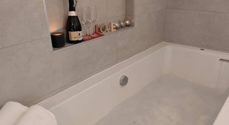 Holiday apartment with pool, barbecue & hot tub — photo 5