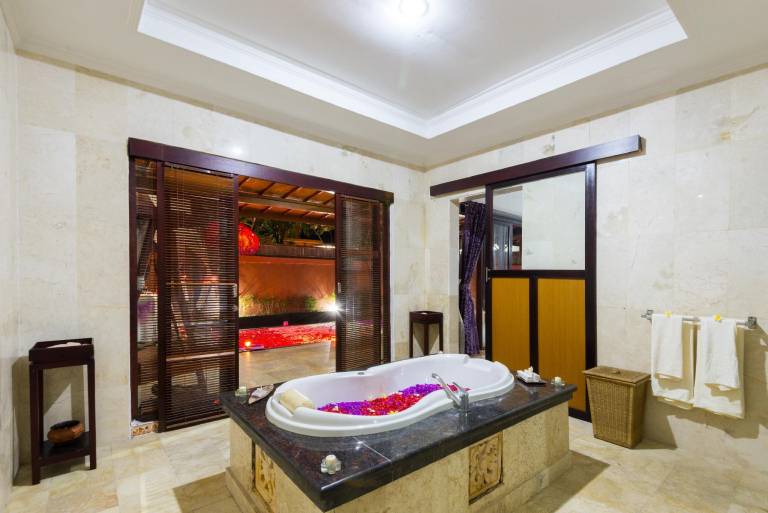 Pleasant villa with yard & pool | Dogs allowed — photo 3