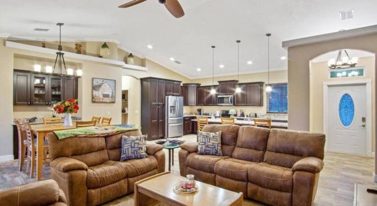 Vacation home with pool — photo 3