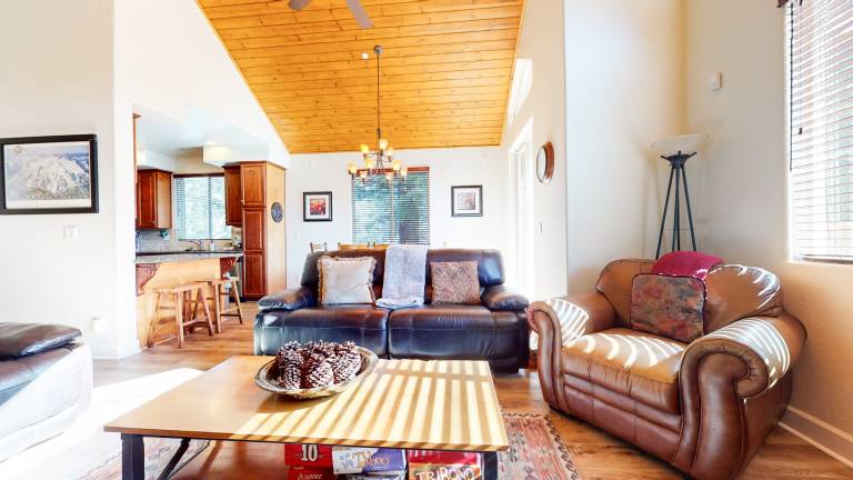 Condo with sauna, jacuzzi & BBQ | Mountain view — photo 4