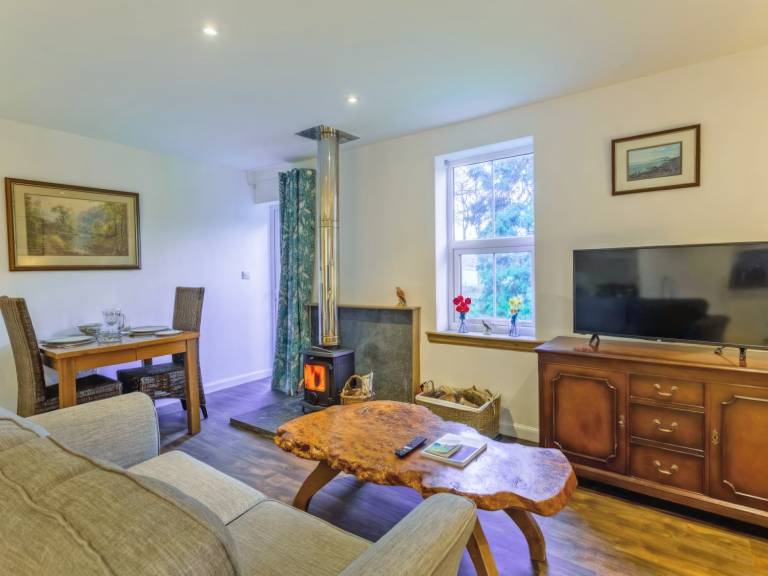 Cottage with garden — photo 2