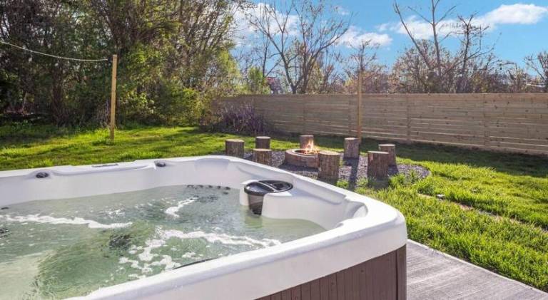 House with hot tub — photo 4