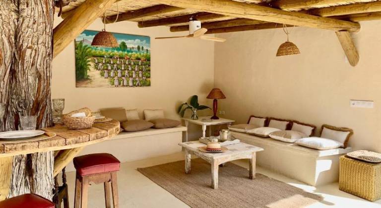 Fully equipped villa with yard, terrace & private pool | Perfect for remote work | Pets are welcome — photo 3