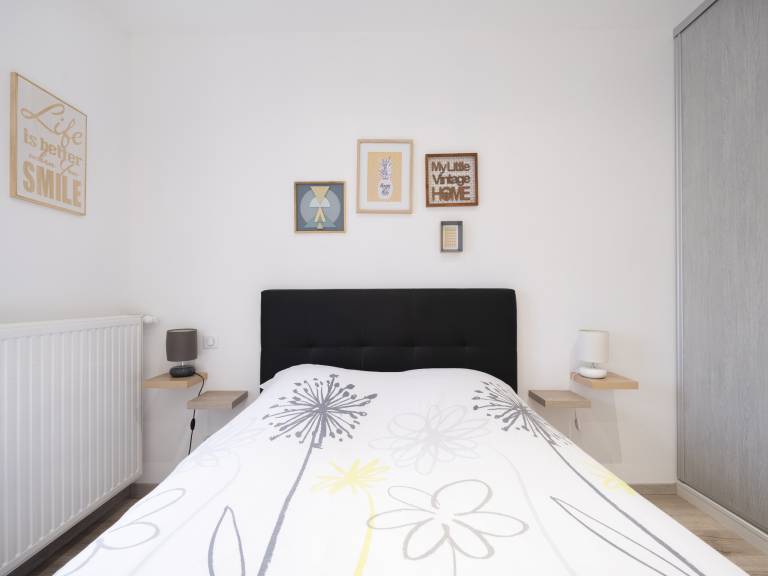 Fully equipped rental apartment with yard | Pet-friendly — photo 3