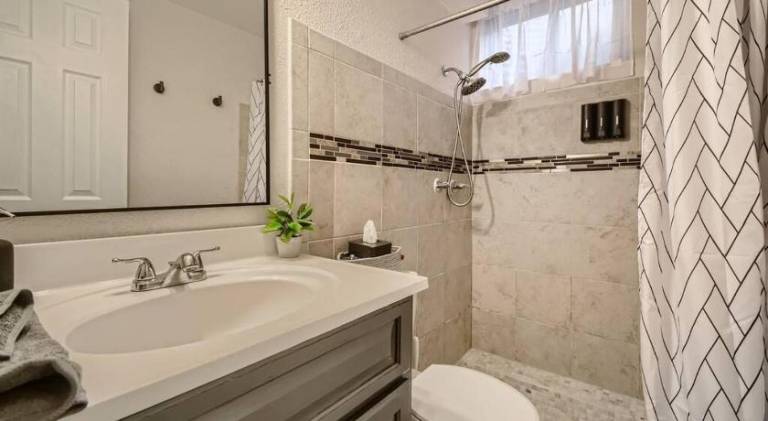 Adorable 2-Bedroom Modern Basement — photo 3
