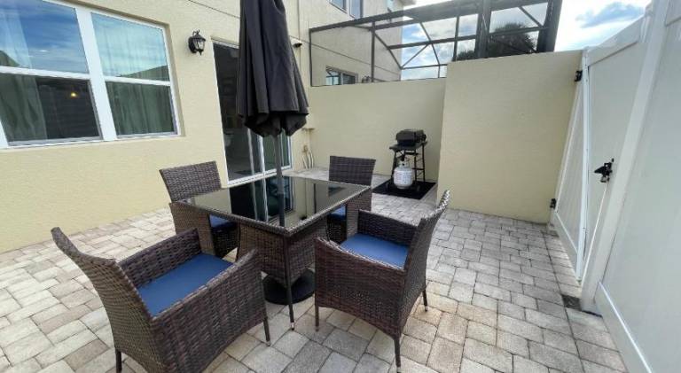 House with pool — photo 5