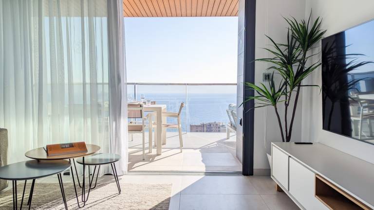 Children-friendly ample rental apartment with sauna, hot tub & patio | Sea view | Beach nearby | Pet-friendly in Benidorm