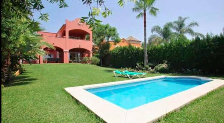 Villa with pool — photo 4