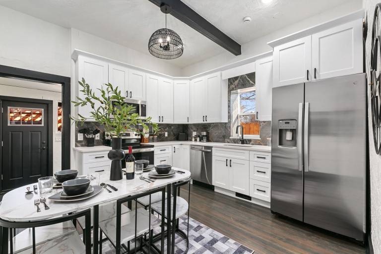 212 W Myrtle St. — photo 2