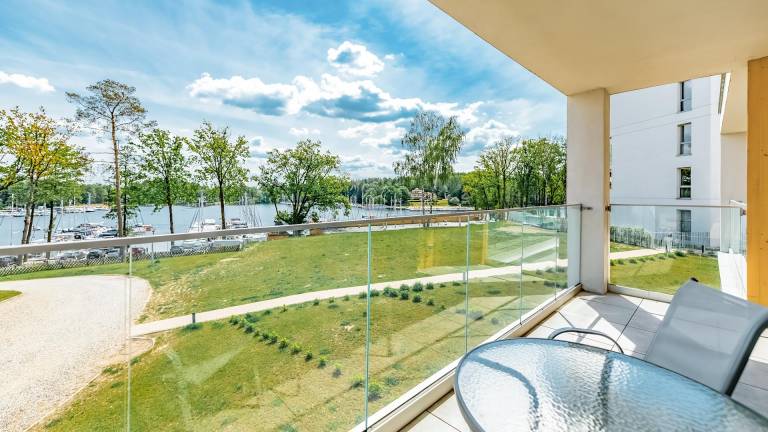Family-oriented beautiful rental apartment with yard, terrace & jacuzzi | Water view | Suitable for remote work | Dogs allowed in Gizycko