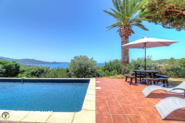 Gite with barbeque, terrace & pool | Sea view — photo 4