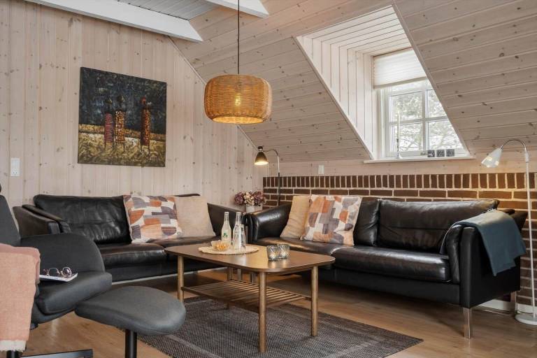 Pleasant vacation home with sauna, jacuzzi & patio | Pets allowed — photo 4