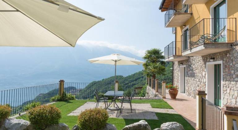 Vacation home with hot tub, patio & garden — photo 4