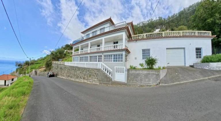 Fully equipped house with patio, garden & jacuzzi | Perfect for remote work | Pet-friendly in Calheta