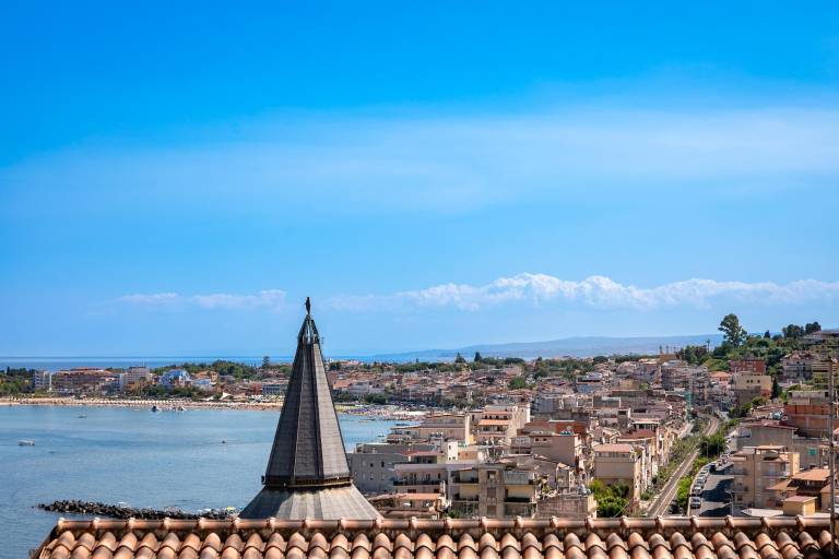 Child-friendly rental apartment with terrace & garden | Close to the beach | Suitable for remote work | Pet-friendly in Taormina
