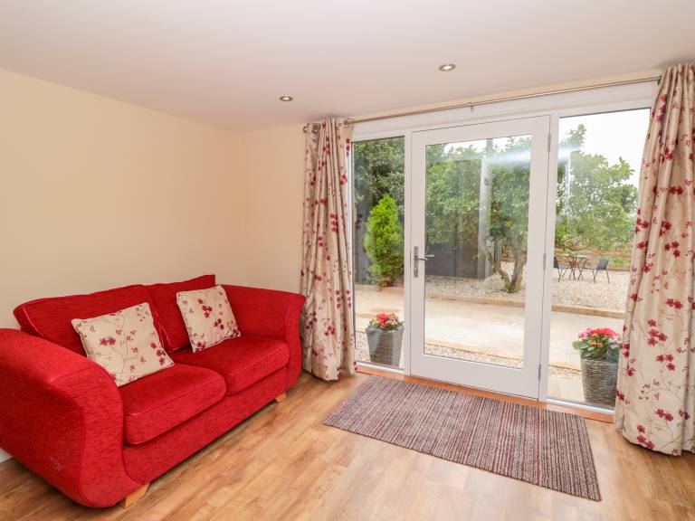 Family-oriented pleasant cottage with yard | Beach view | Pets are welcome — photo 4
