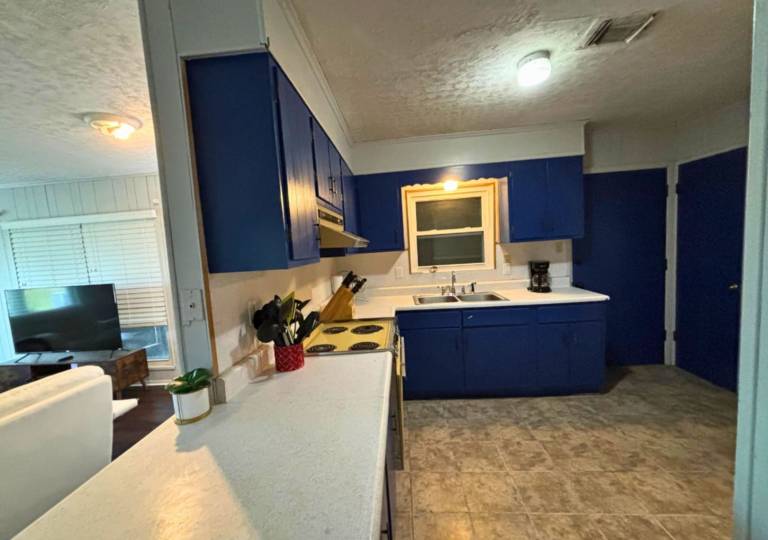 Retro 1BR Near Downtown Quiet & Comfy Stay — photo 5