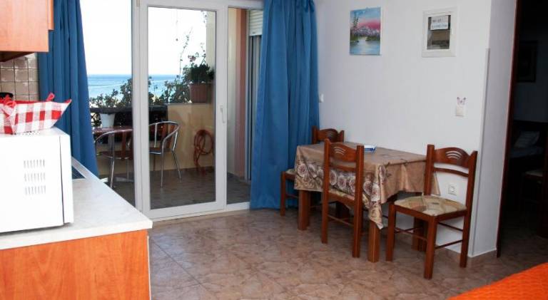 Apartment with barbecue & patio — photo 4
