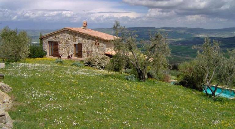 Vacation home with pool & hot tub in Castiglione d'Orcia