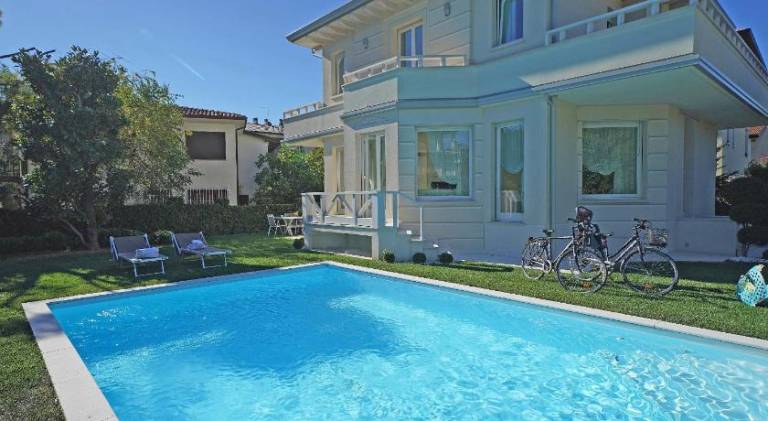 Villa with pool | Beach nearby | Pets allowed in Gardone Riviera