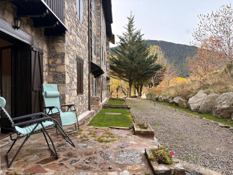 Rental apartment with grill, patio & yard — photo 2