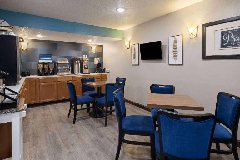 Days Inn & Suites by Wyndham Kokomo — photo 4