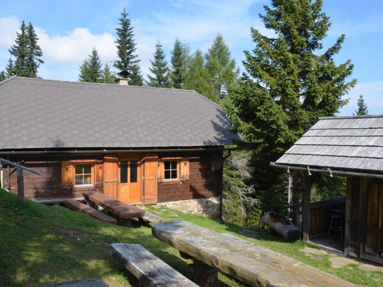 Vacation home with BBQ & yard — photo 2