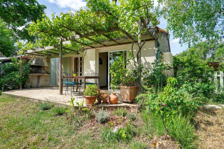 Child-friendly vacation home with fast internet, garden & grill | Garden view | Dogs allowed in Royan