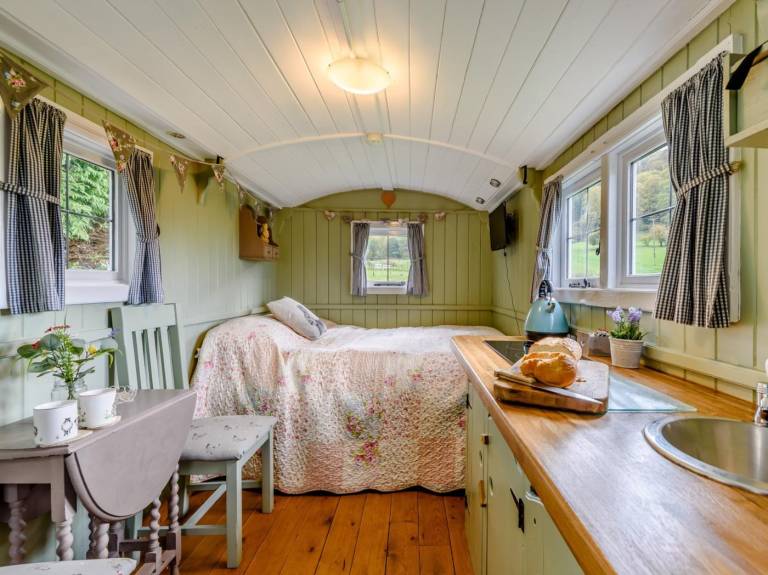 Cottage with yard & jacuzzi | Pet-friendly — photo 3