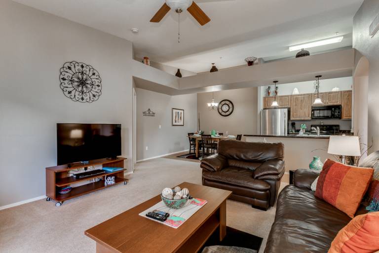 Family-oriented condo with barbeque, garden & heated pool | Mountain view | Pet-friendly — photo 5