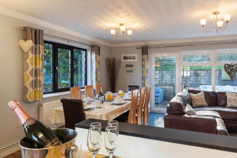 Cottage with jacuzzi & yard | Garden view — photo 4
